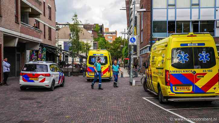 Overleden vrouw met steekwond gevonden, man met bloed aan handen meegenomen
