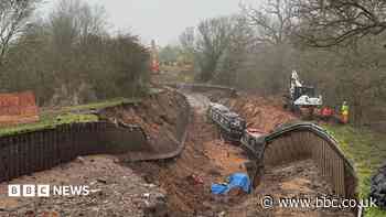 New leak forces closure of canal near collapse site