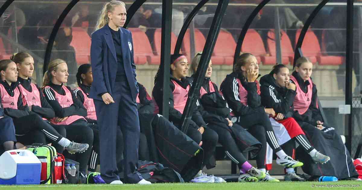 Ajax Vrouwen lijdt eerste nederlaag van het seizoen na dubbelslag in slotfase