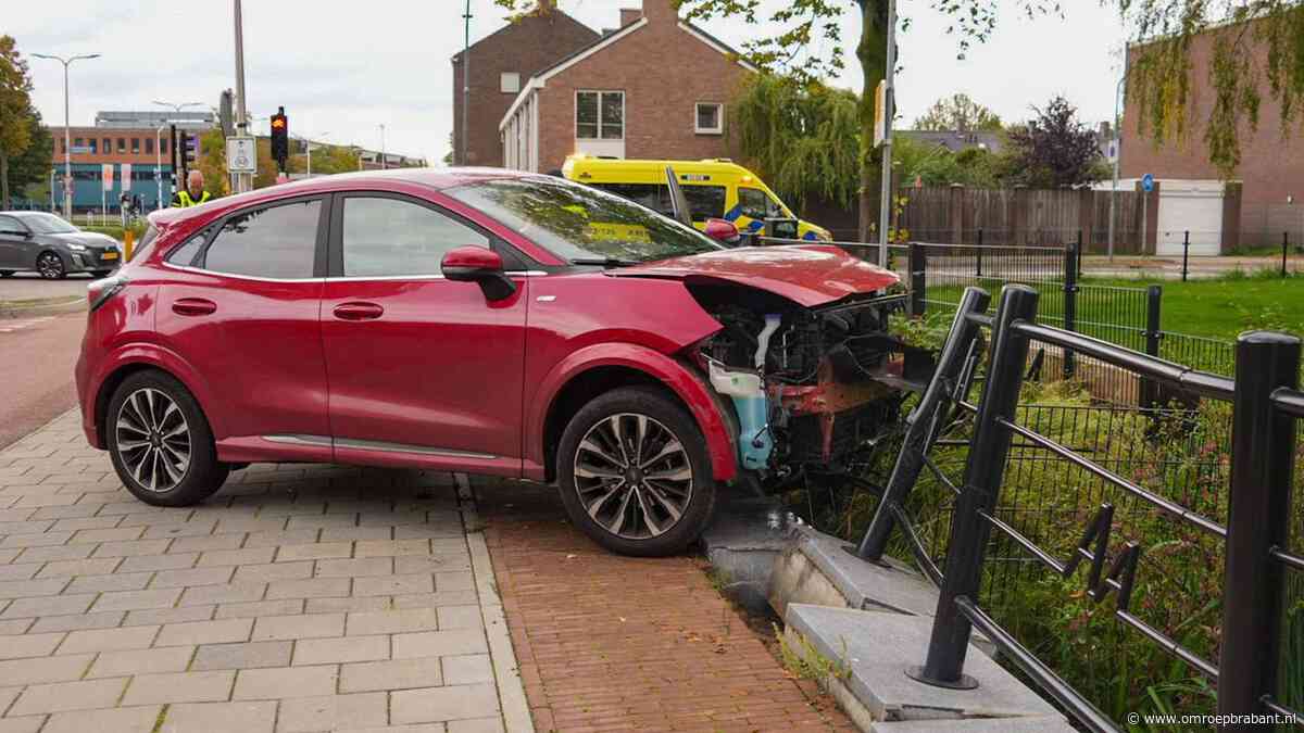 Auto rijdt stoplicht omver en komt tegen hek tot stilstand in Helmond