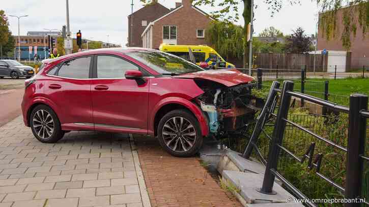 Auto rijdt stoplicht omver en komt tegen hek tot stilstand in Helmond