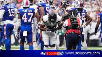 Montgomery bundles over for Texans' first TD of season