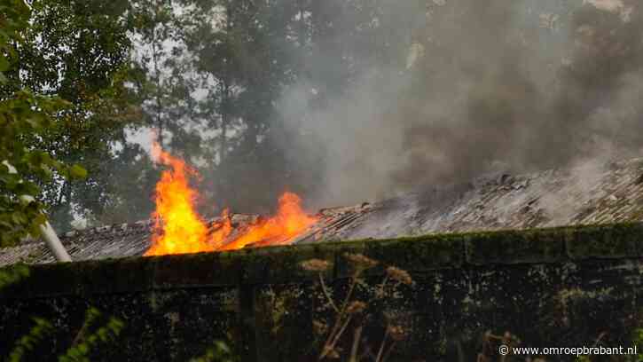 Grote brand in leegstaande stal van boerderij in Lierop