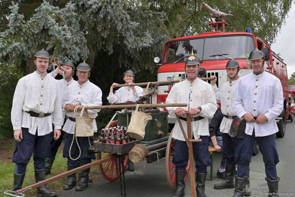 Dorf im Erzgebirge feiert 150 Jahre Feuerwehr mit Festumzug