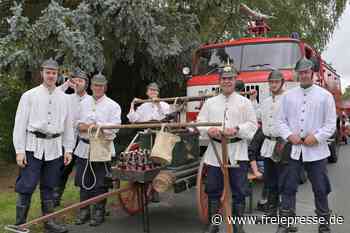 Dorf im Erzgebirge feiert 150 Jahre Feuerwehr mit Festumzug