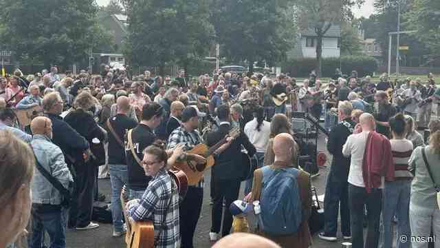 250 gitaristen brengen in Hilversum ode aan jubilerend bluesalbum John Mayer