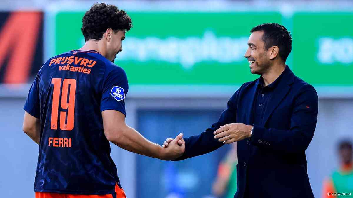 Feyenoord-spits Ferri krijgt bal van scheidsrechter na laat toegekende hattrick