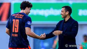 Feyenoord-spits Ferri krijgt bal van scheidsrechter na laat toegekende hattrick
