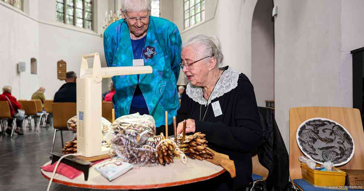 Addie (82) werkt drie jaar aan een ambachtelijk tafelkleed: ‘Het gaat langzaam, maar het is heel dankbaar’