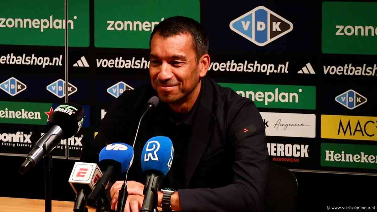 Van Bronckhorst over mooi onderonsje met Slot: 'Heb wel meer prijzen...'