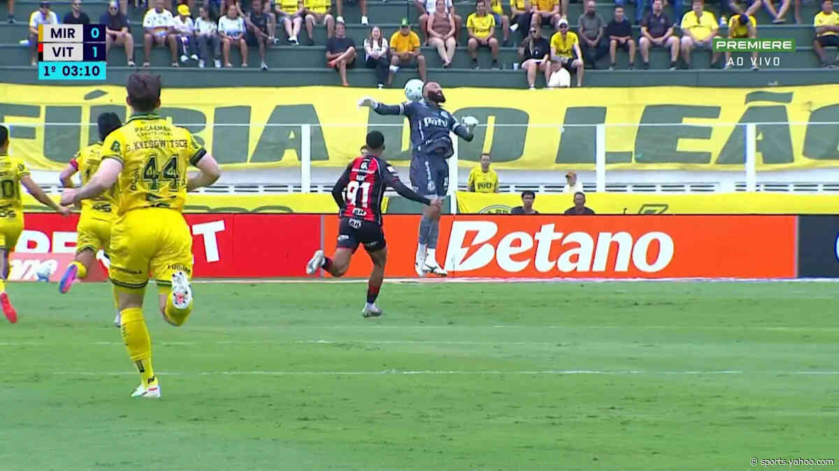 😱 Muralha makes BIZARRE blunder for Vitória goal, watch 🎥
