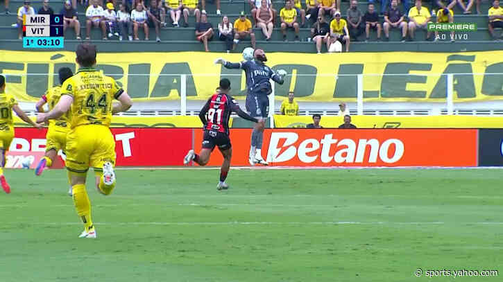 😱 Muralha makes BIZARRE blunder for Vitória goal, watch 🎥