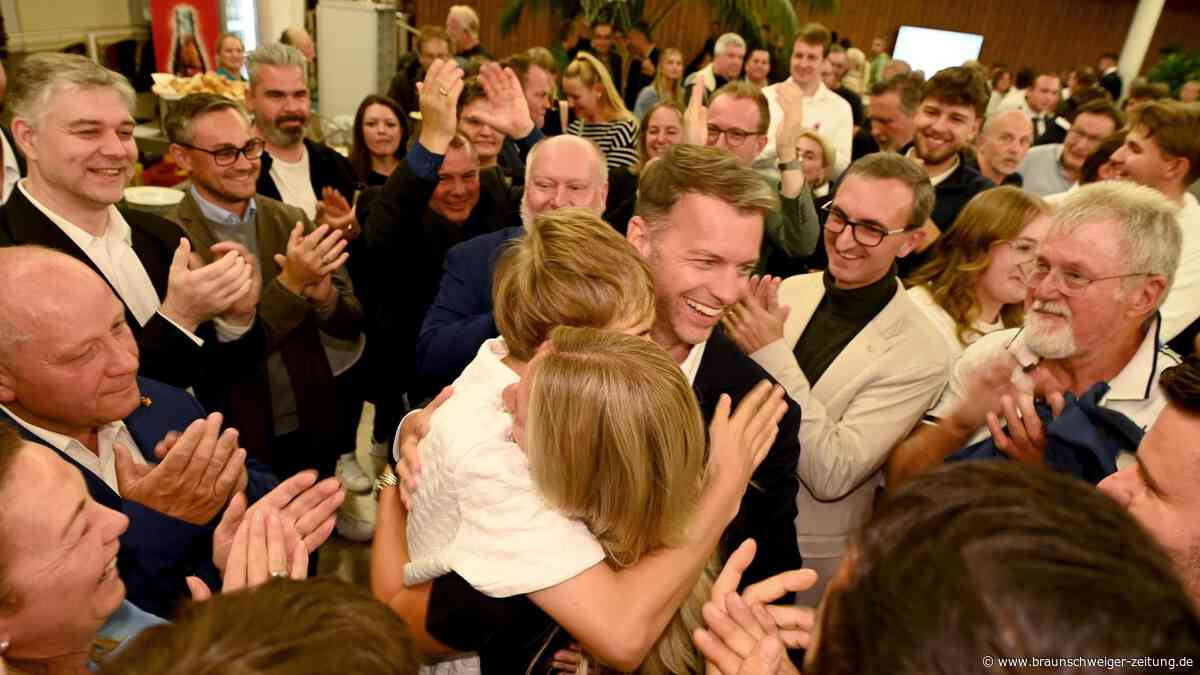 Riesenerfolg bei OB-Wahl in Wolfsburg: Dennis Weilmann siegt im ersten Wahlgang
