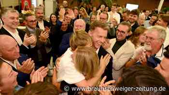Riesenerfolg bei OB-Wahl in Wolfsburg: Dennis Weilmann siegt im ersten Wahlgang