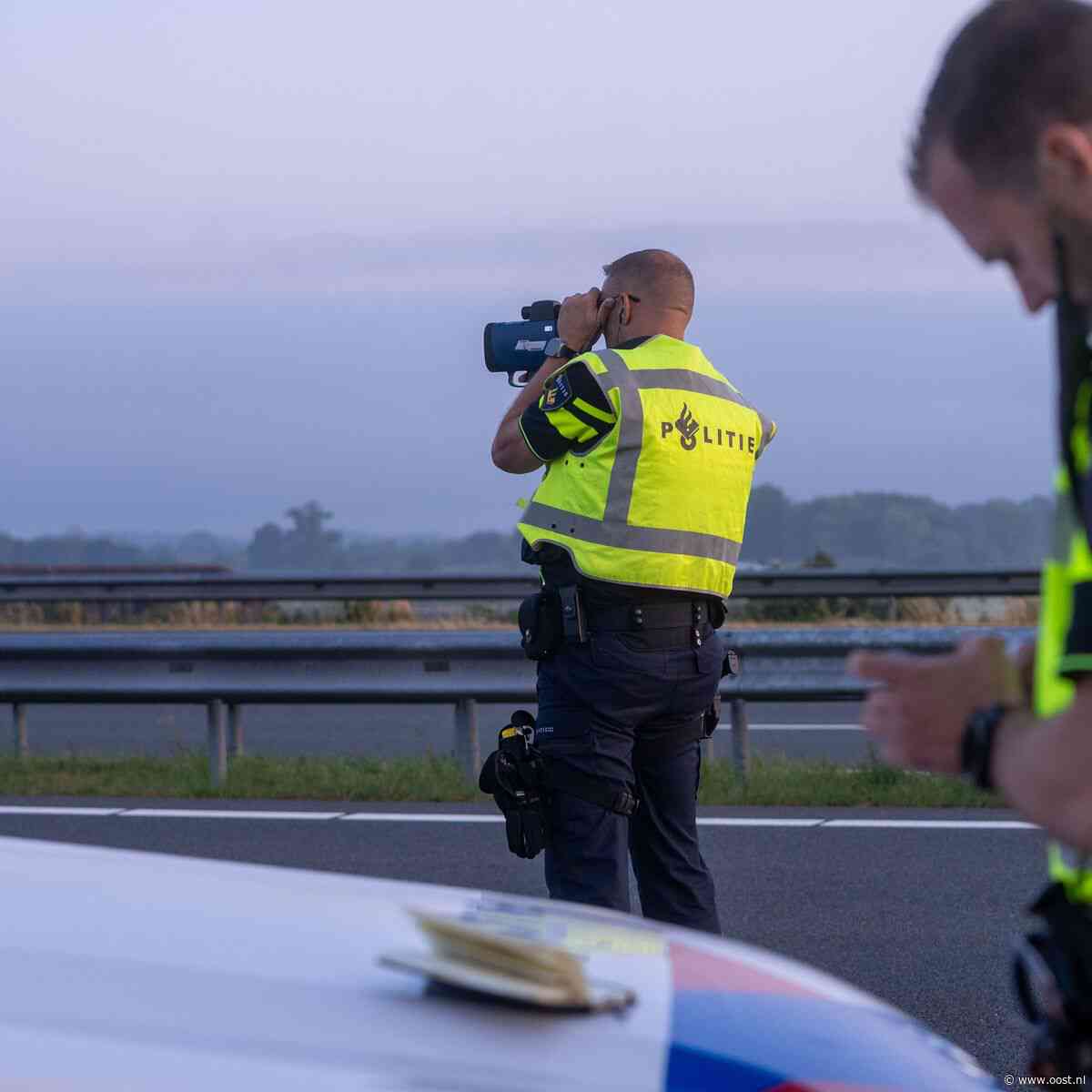 Auto botst tegen boom in Nijverdal, twee gewonden | 224 boetes tijdens snelheidscontrole in Kamperzeedijk-Oost