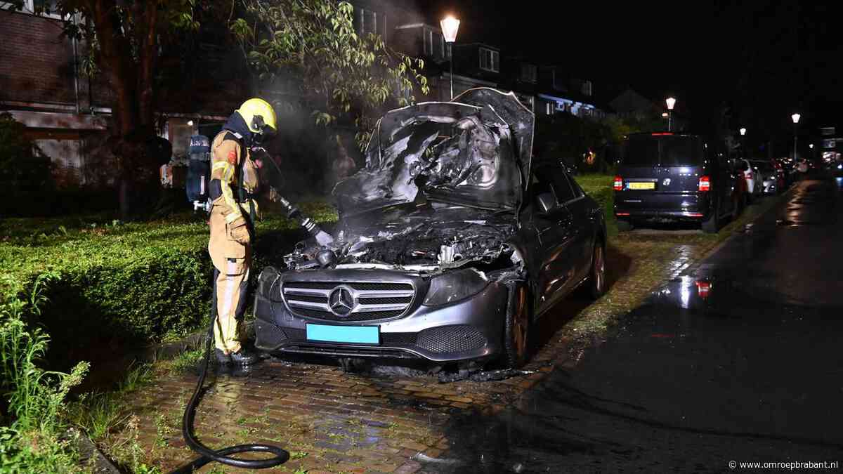 Auto verwoest door brand in Breda