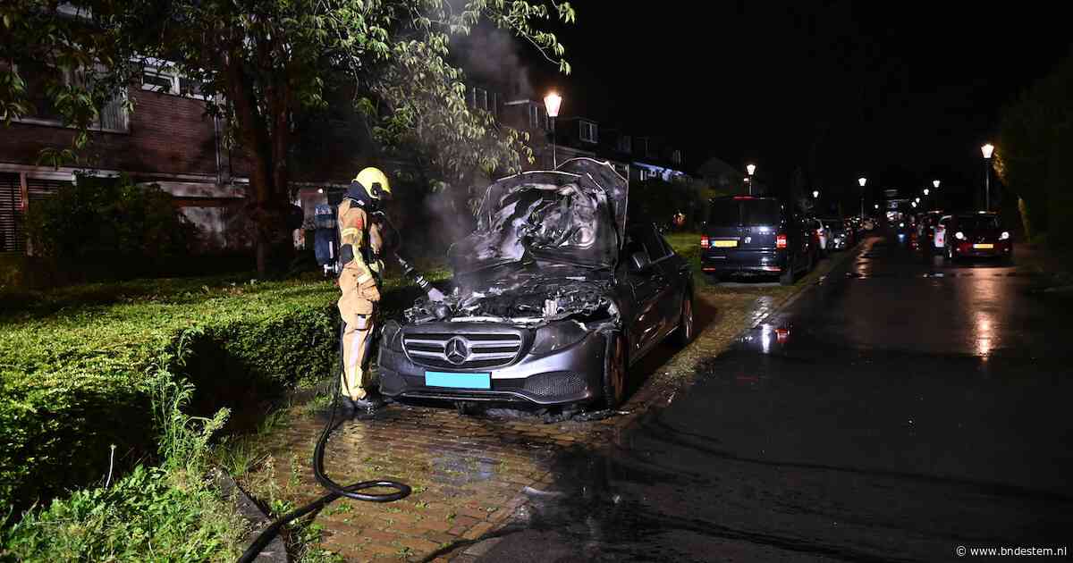 Geparkeerde taxi in brand in woonwijk Breda