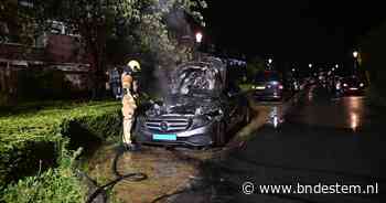 Geparkeerde taxi in brand in woonwijk Breda