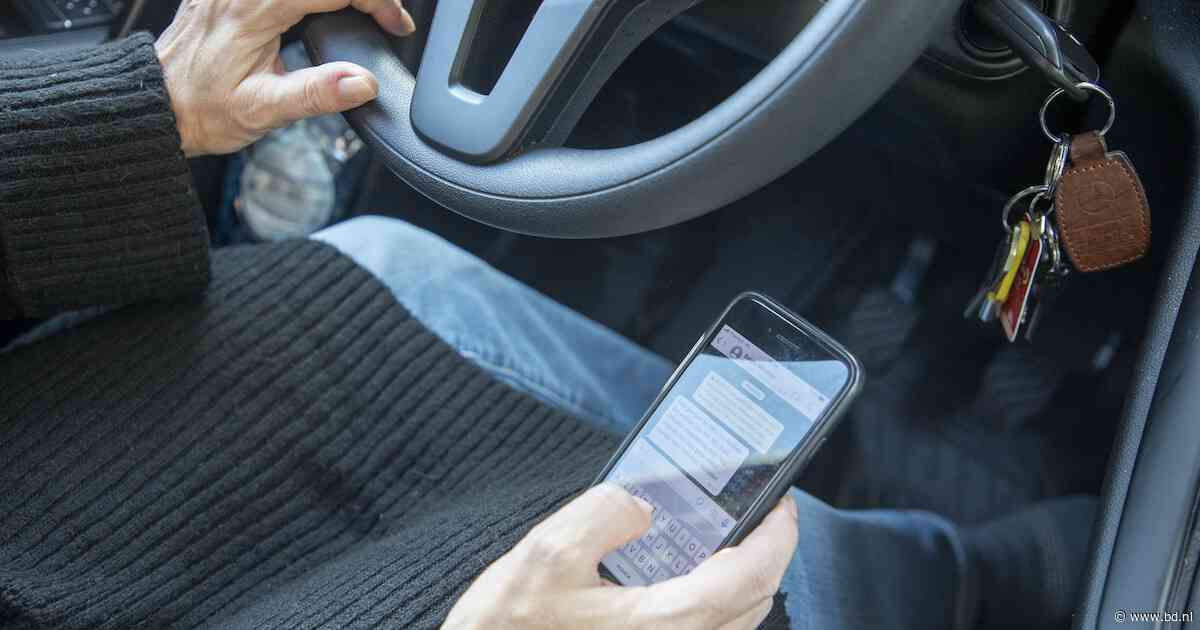 Bestuurder (41) op A50 bij Veghel betrapt met telefoon in de hand