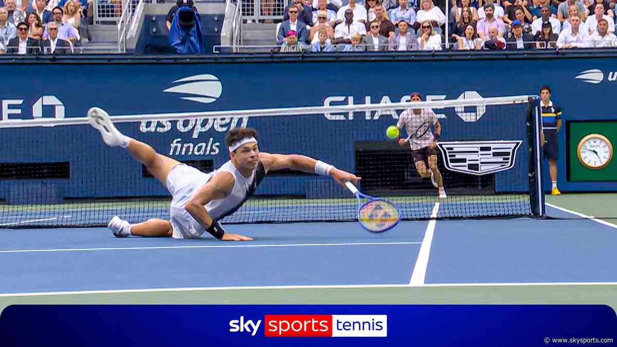 'How has Zverev found that!' - Shelton falls to floor in great exchange