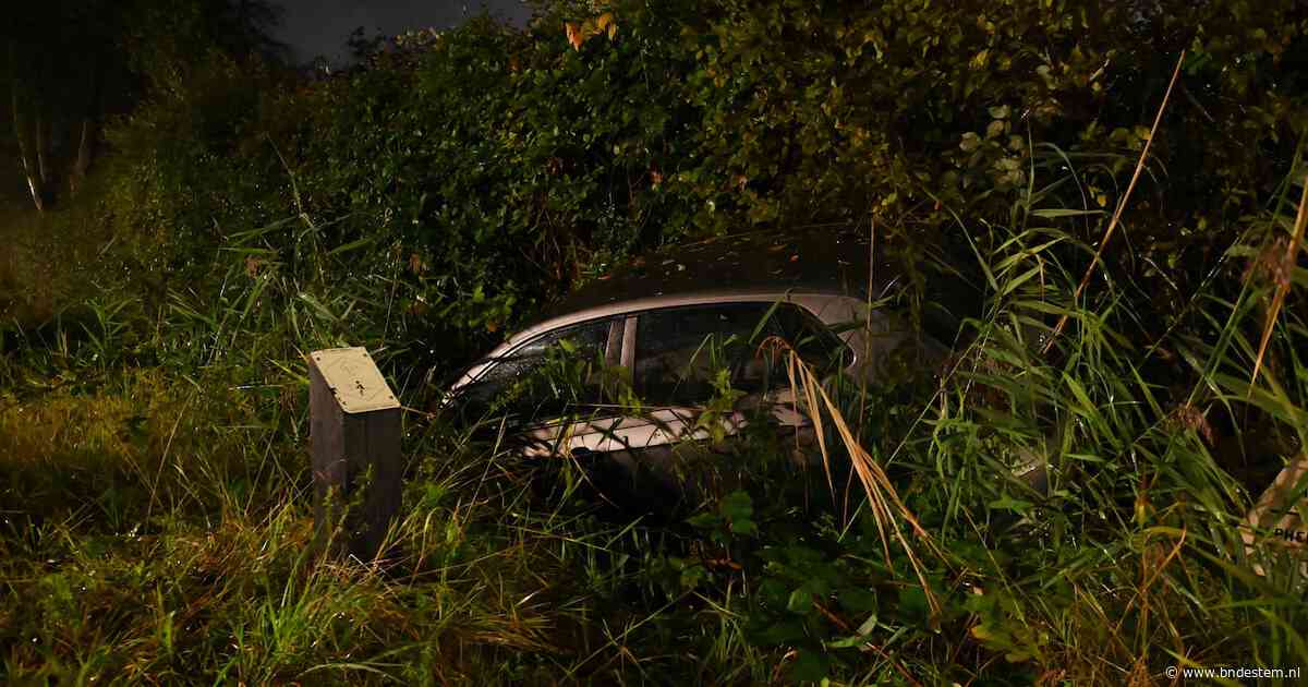 Auto rijdt rechtdoor over rotonde in Ulvenhout en belandt in sloot