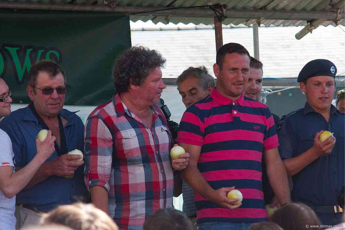 Onion-Eating Contest Returns as 800-Year Market Town Tradition Brings Tears and Medieval Combat