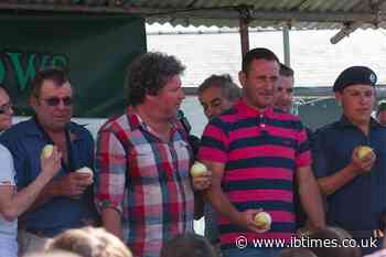 Onion-Eating Contest Returns as 800-Year Market Town Tradition Brings Tears and Medieval Combat