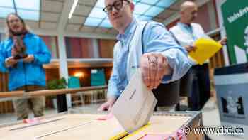 Early results have Swedish centre-left with 1-seat lead over rivals in general election