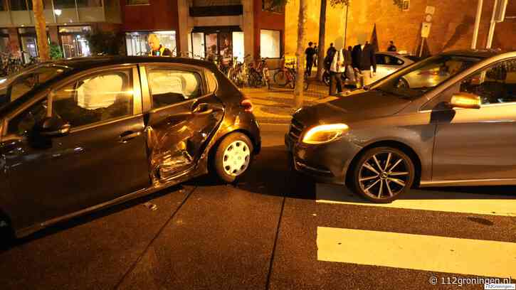 Forse aanrijding tussen twee auto’s op Gedempte Kattendiep in Groningen