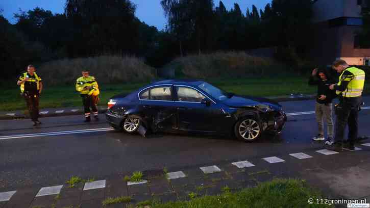 Auto botst tegen lantaarnpaal bij De Held in Groningen