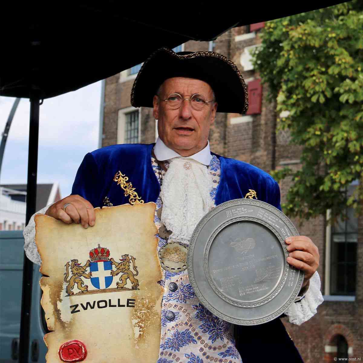 Peter (70) uit Zwolle is gelauwerd als beste stadsomroeper van Nederland