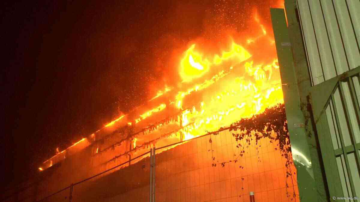 Wertstoffhof steht in Flammen – Feuerwehr im Großeinsatz