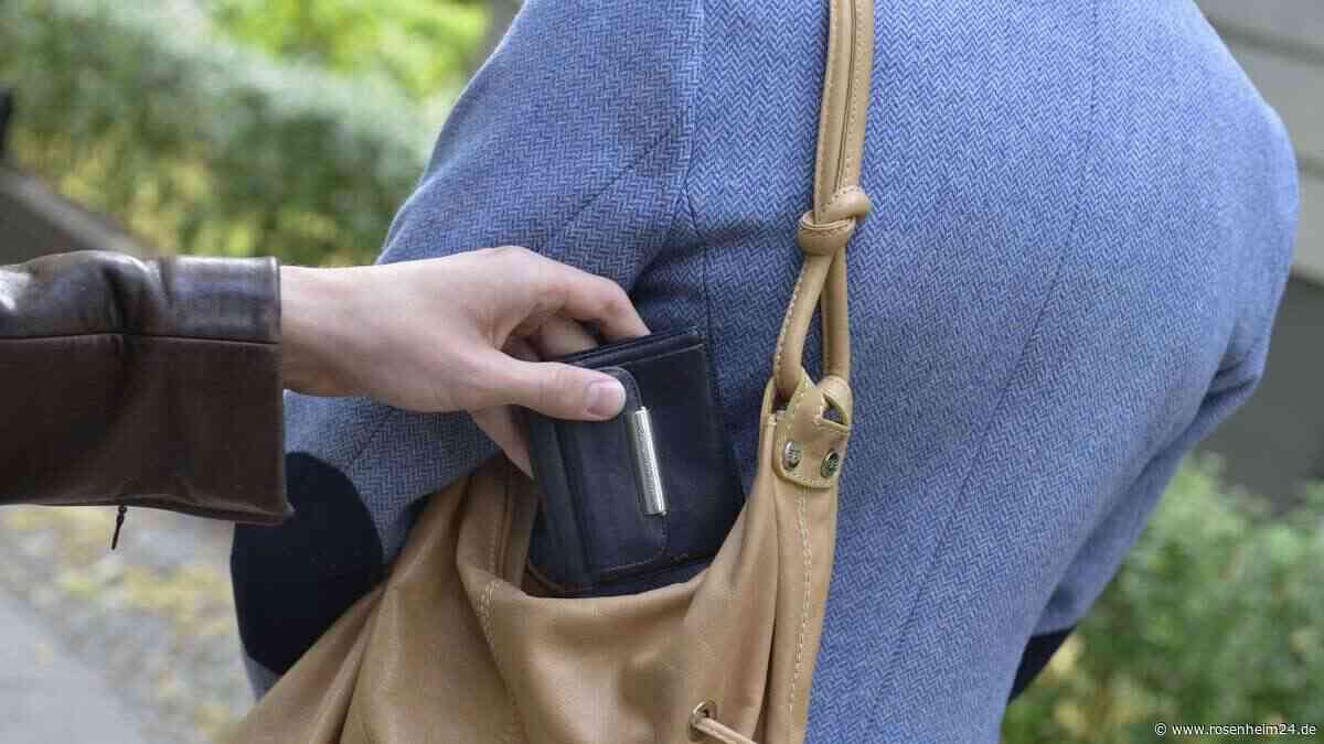 Frau in Stephanskirchen abgelenkt – plötzlich ist ihr Geldbeutel weg