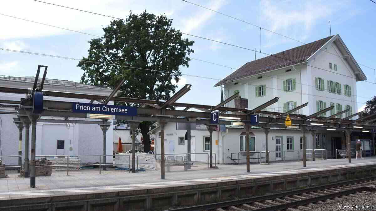 Großeinsatz in Prien am Chiemsee: Mann mit Stichverletzung am Bahnhof aufgefunden