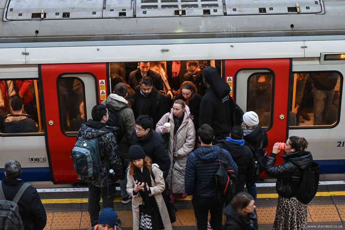 London travel news LIVE: Signal fault hits Thameslink commuter trains into morning rush-hour