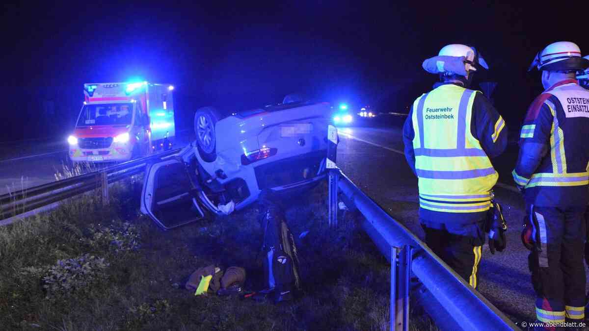 VW kommt auf A1 von Fahrbahn ab und überschlägt sich – zwei Verletzte
