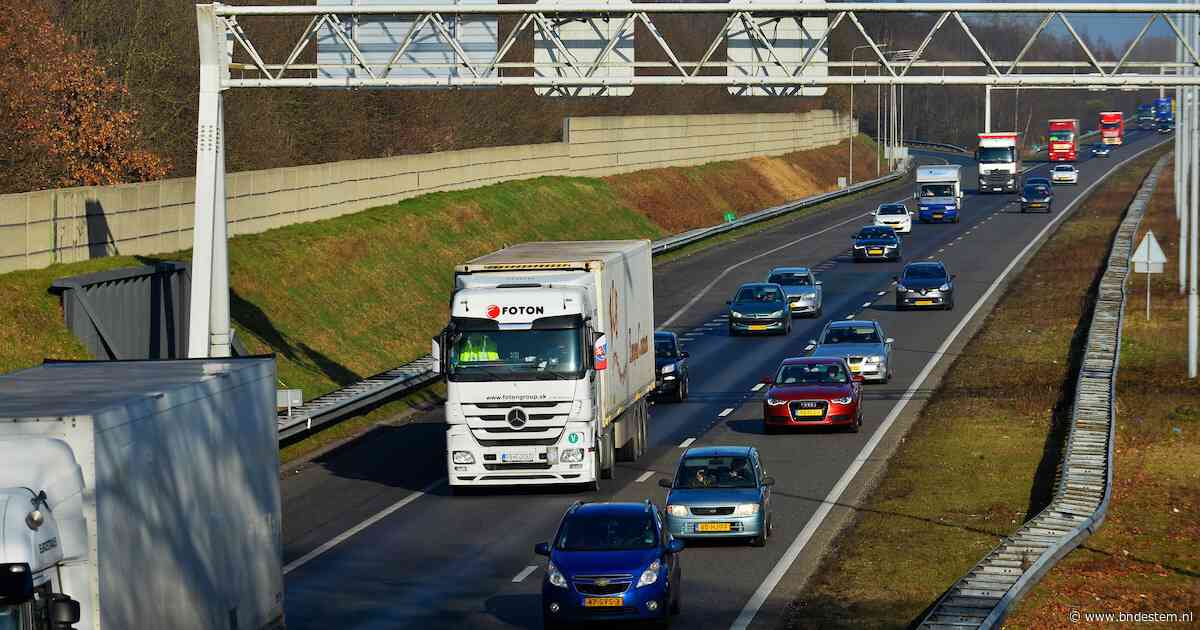 Meer dan een uur vertraging op A2 richting Eindhoven door ongeluk, kilometers file op A16 tussen Breda en Moerdijk