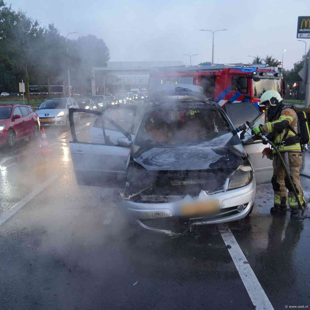 Tijdens rijden vliegt auto in brand in Zwolle