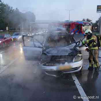 Tijdens rijden vliegt auto in brand in Zwolle