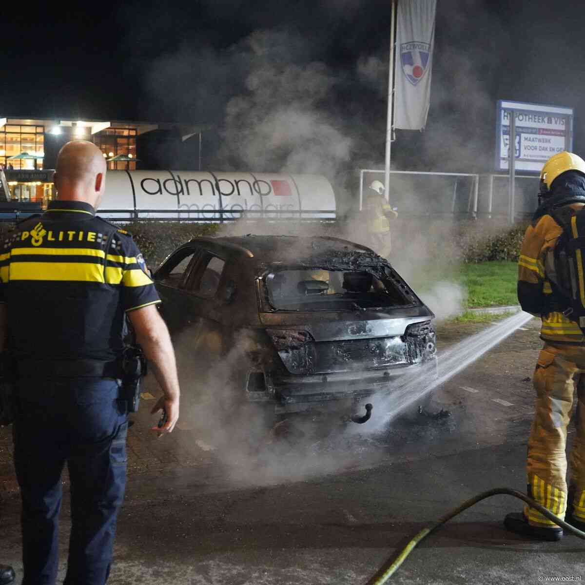 112 nieuws: Auto vliegt tijdens rijden in brand | Auto verwoest door brand in Zwolle
