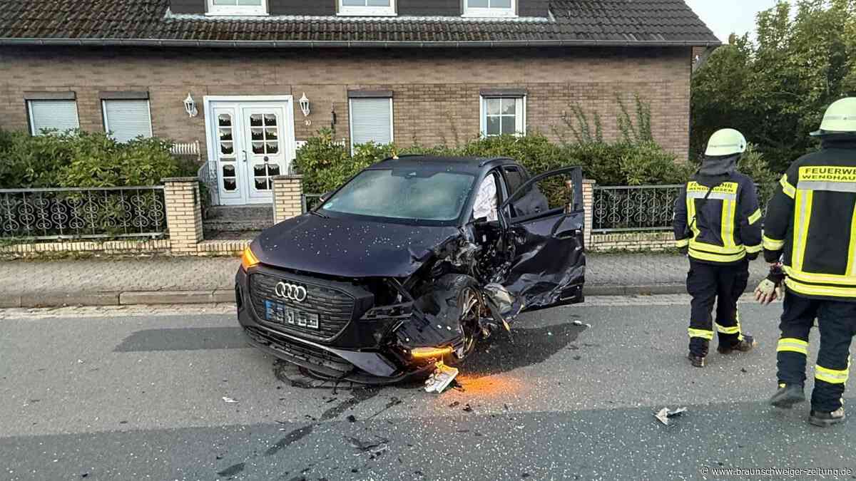 Schwerer Unfall in Wendhausen: Pkw prallt mit Trecker zusammen, Garage beschädigt