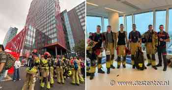 Honderden helden beklimmen in Almere 600 treden voor gevallen collega’s: ‘Ik zag ze liggen, lachen en huilen’