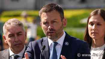 PQ leader points to high immigration for school and housing crises. Is he right?