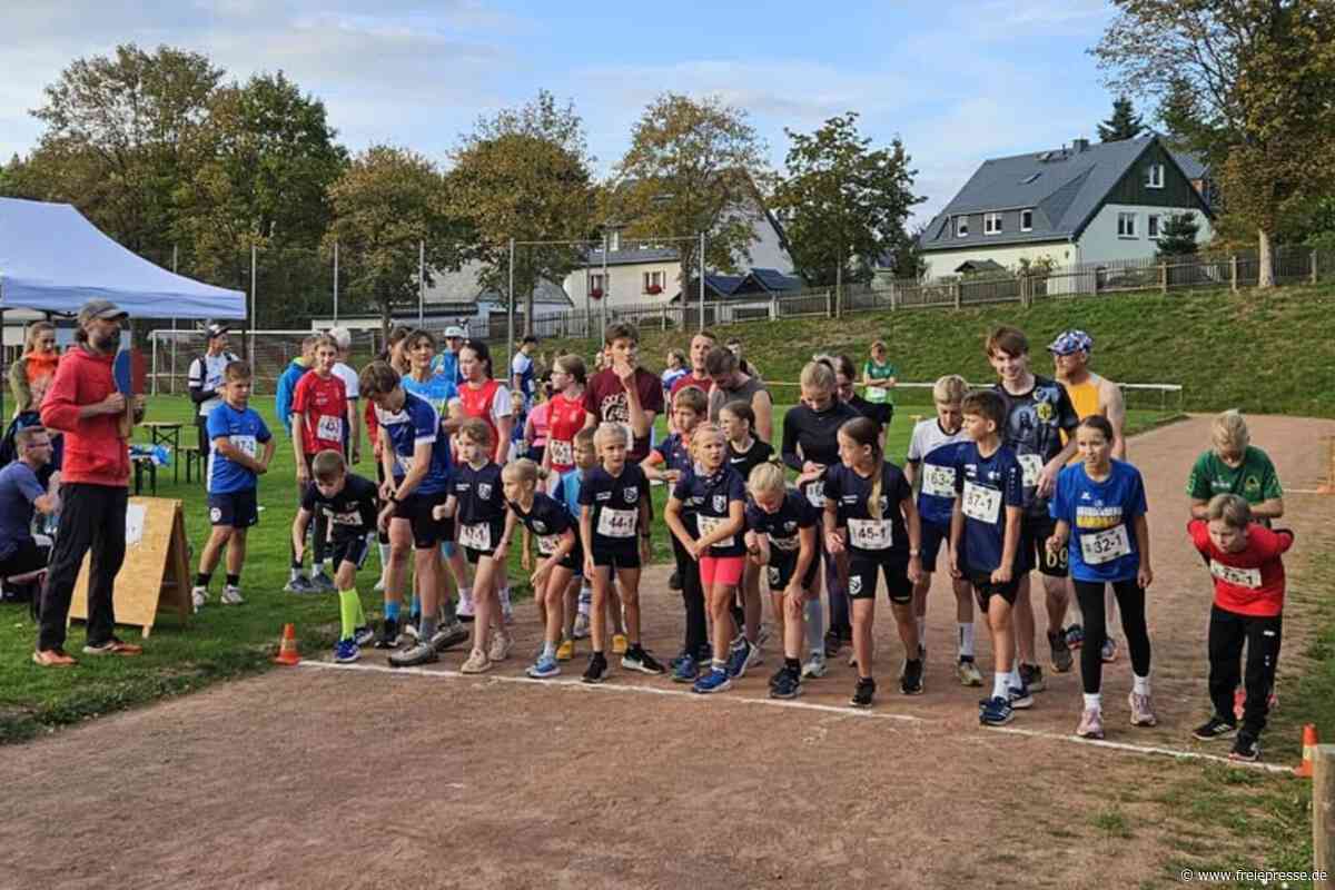 Atemlos durchs Stadion: Paar-Crosslauf im Erzgebirge erfreut sich großer Beliebtheit
