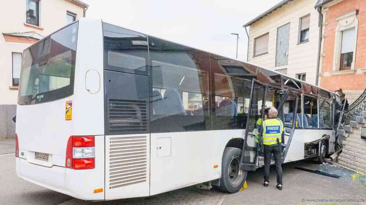 Schulbus prallt gegen Hauswand – mehrere Kinder verletzt