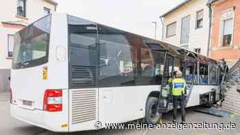 Schulbus prallt gegen Hauswand – mehrere Kinder verletzt
