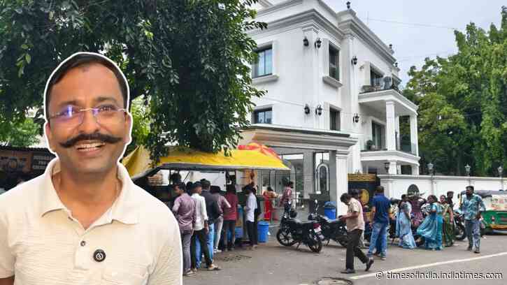 Surat man started selling vada pav for ₹2.5 in 1997; today, he owns a posh bungalow next to his cart