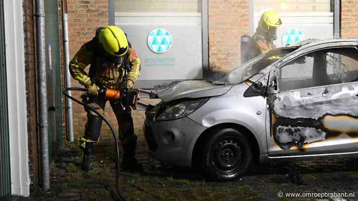 Auto brandt uit naast tandartspraktijk, politie onderzoekt brand