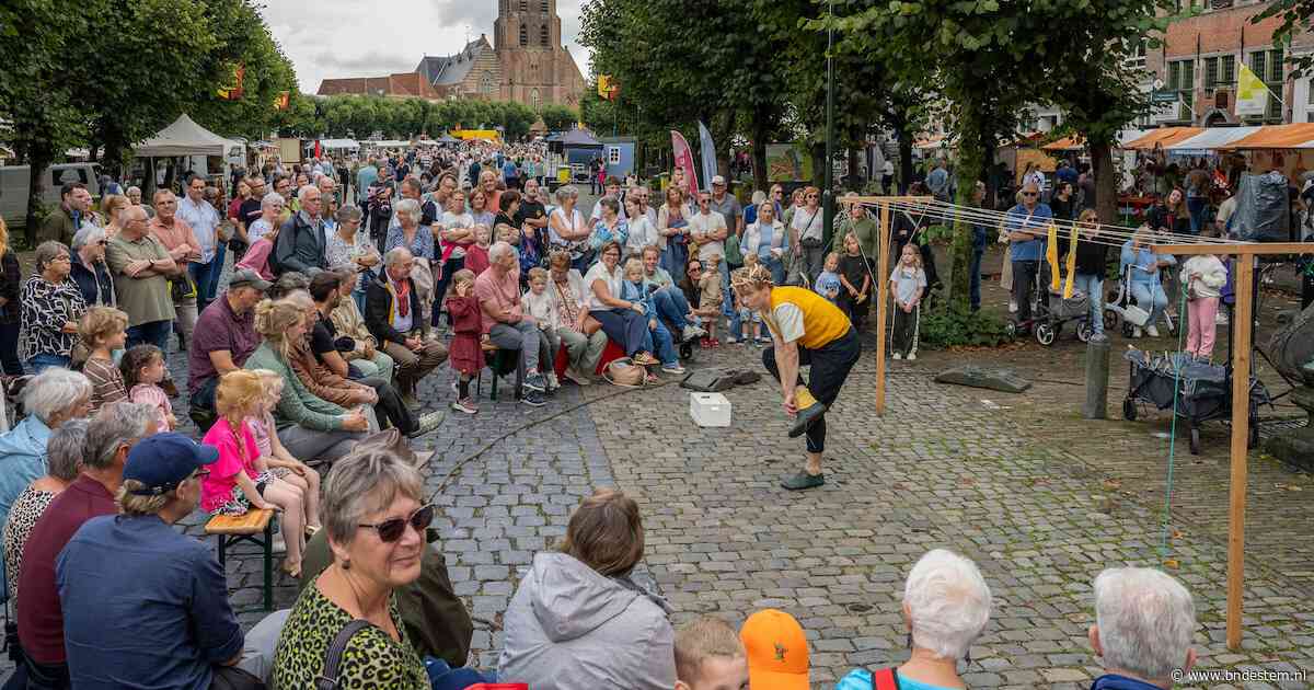 Straattheater laat zich niet wegregenen tijdens Rondje Den Berg: ‘Deze editie had veel kwaliteit’