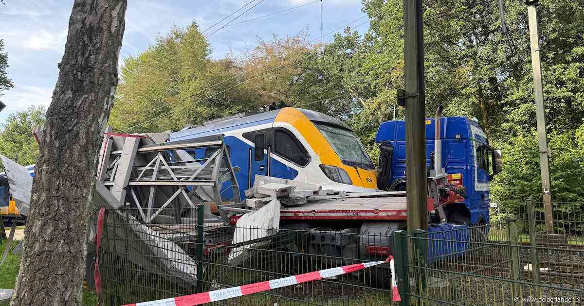 LIVE | Trein ramt vrachtauto met betonplaten: ravage op spoor in Ermelo